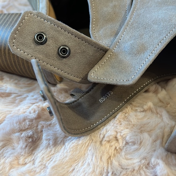 Size 8 - Picture 9 of 13